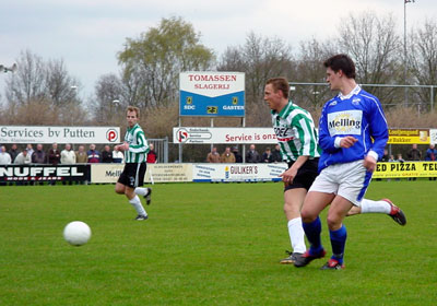 Berry Halfwerk op jacht naar de bal (Foto Helmich Lubberts)